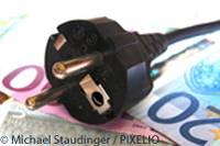 Stecker liegt auf Geldscheinen © Michael Staudinger / PIXELIO